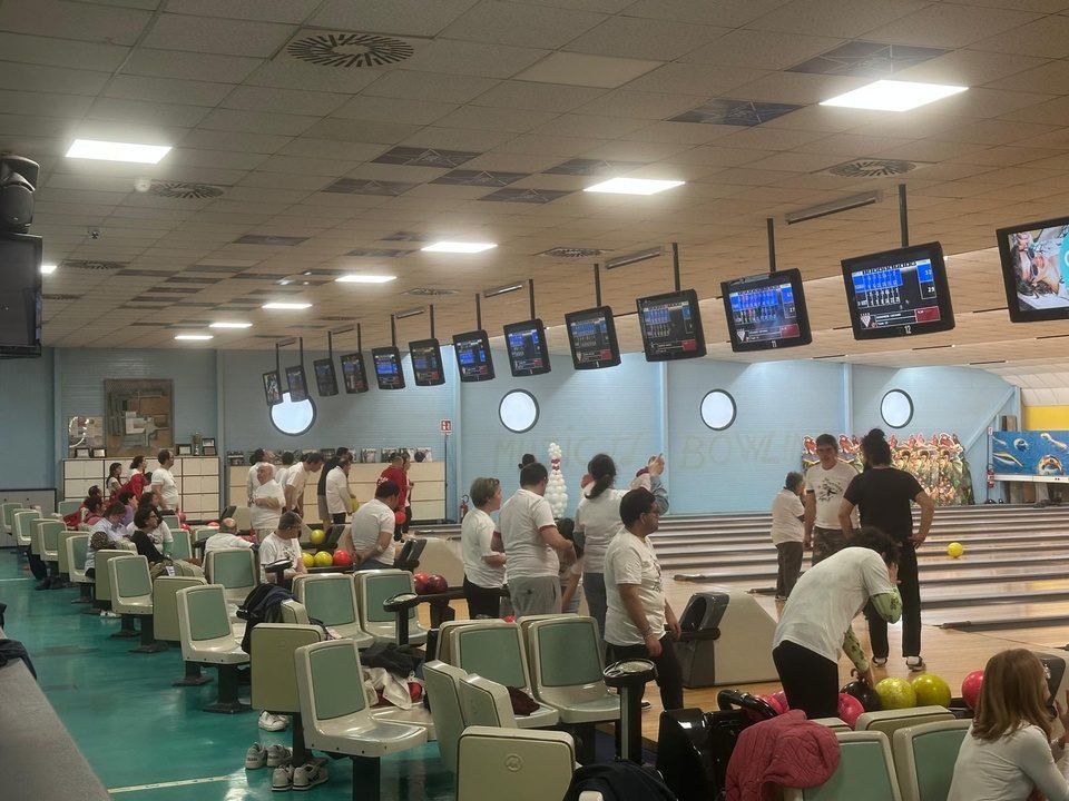Partecipanti in pista durante una giornata di Ragazzi Speciali per il Bowling