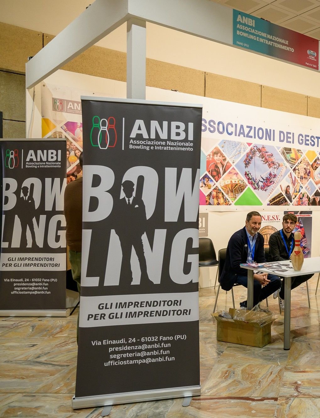 Lo stand ANBI in fiera con i roll-up dell'associazione