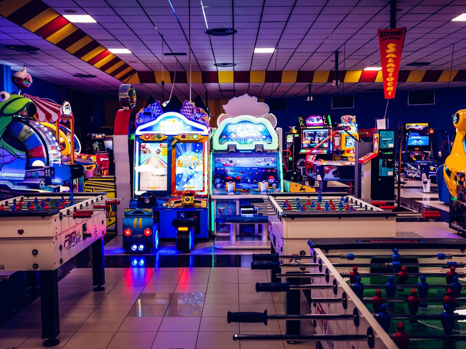 Sala giochi con cabinati arcade e calcio balilla